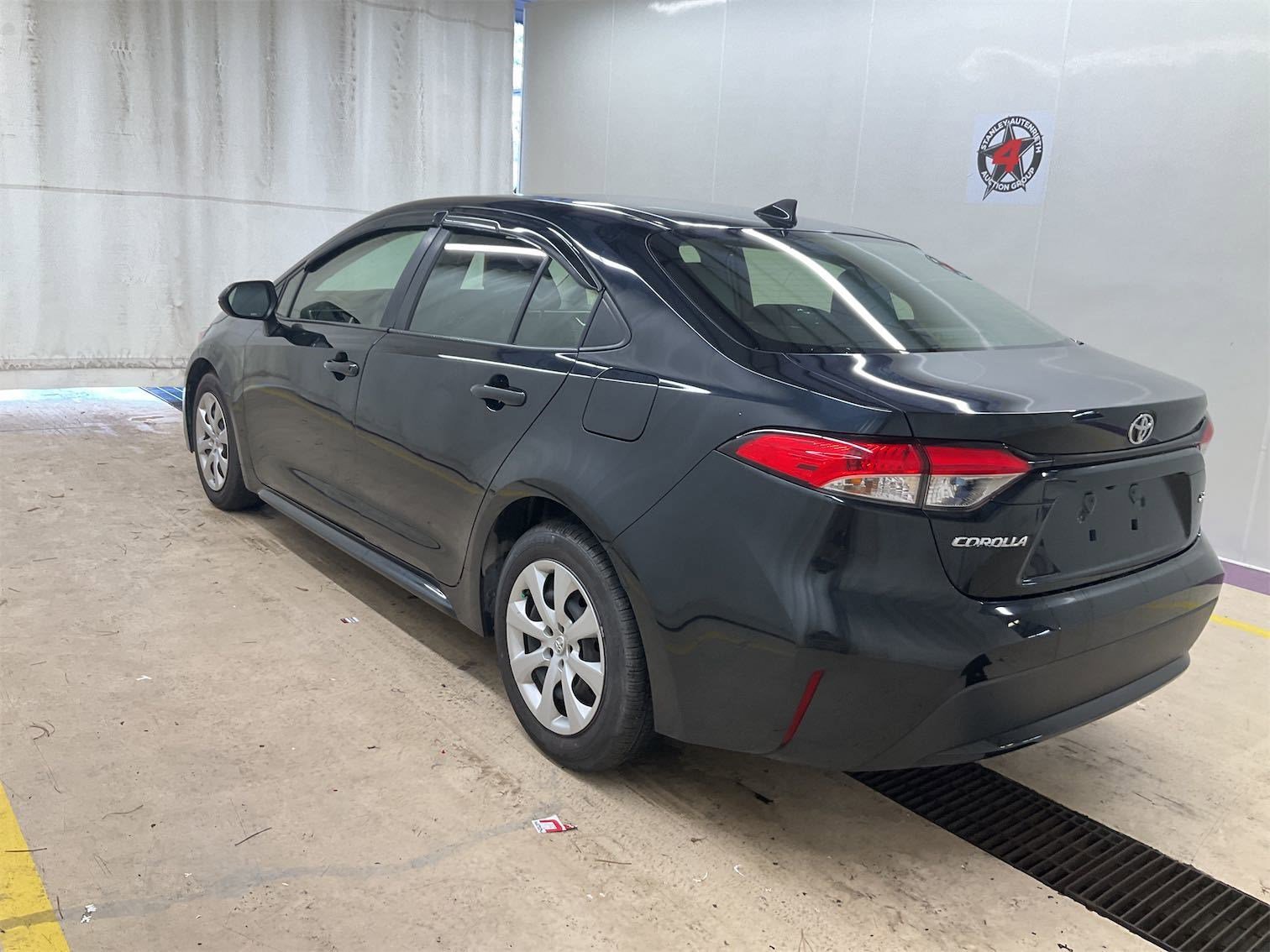 Used 2022 Toyota Corolla LE image 2