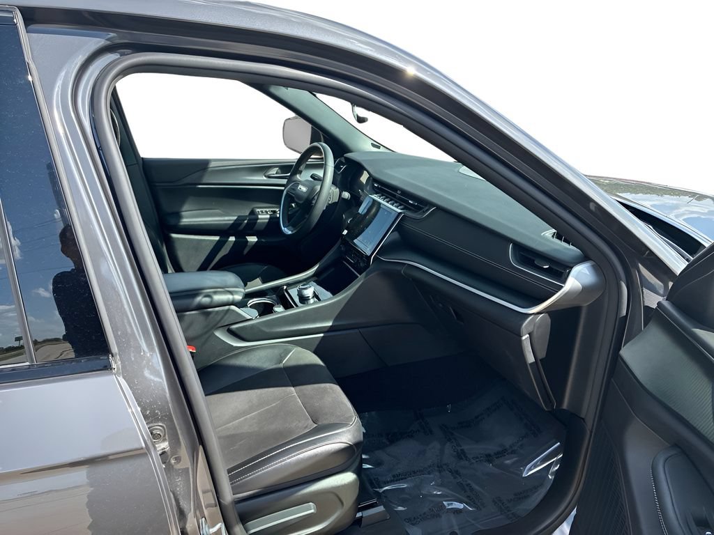 Used 2023 Jeep Grand Cherokee Altitude AWD/4WD image 11