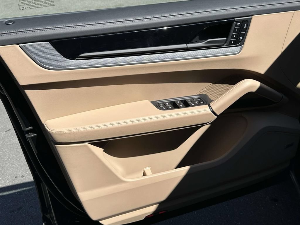 Certified 2026 Porsche Cayenne Coupe AWD/4WD image 17