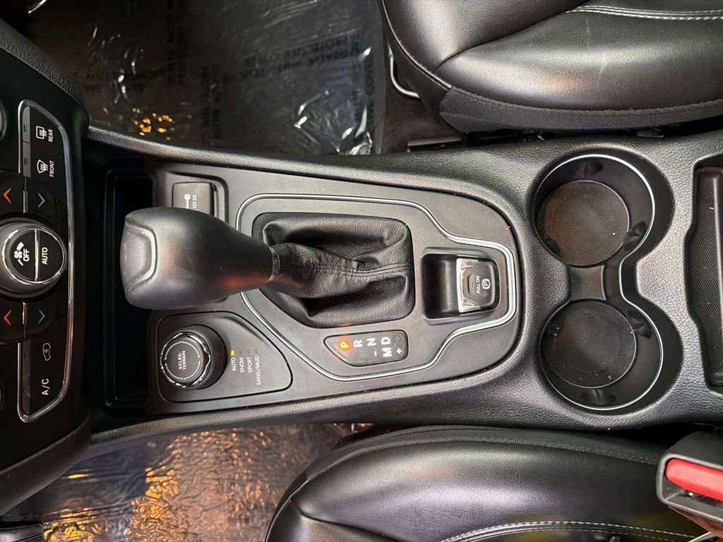 Used 2019 Jeep Cherokee Latitude Plus w/ Comfort/Convenience Group image 32