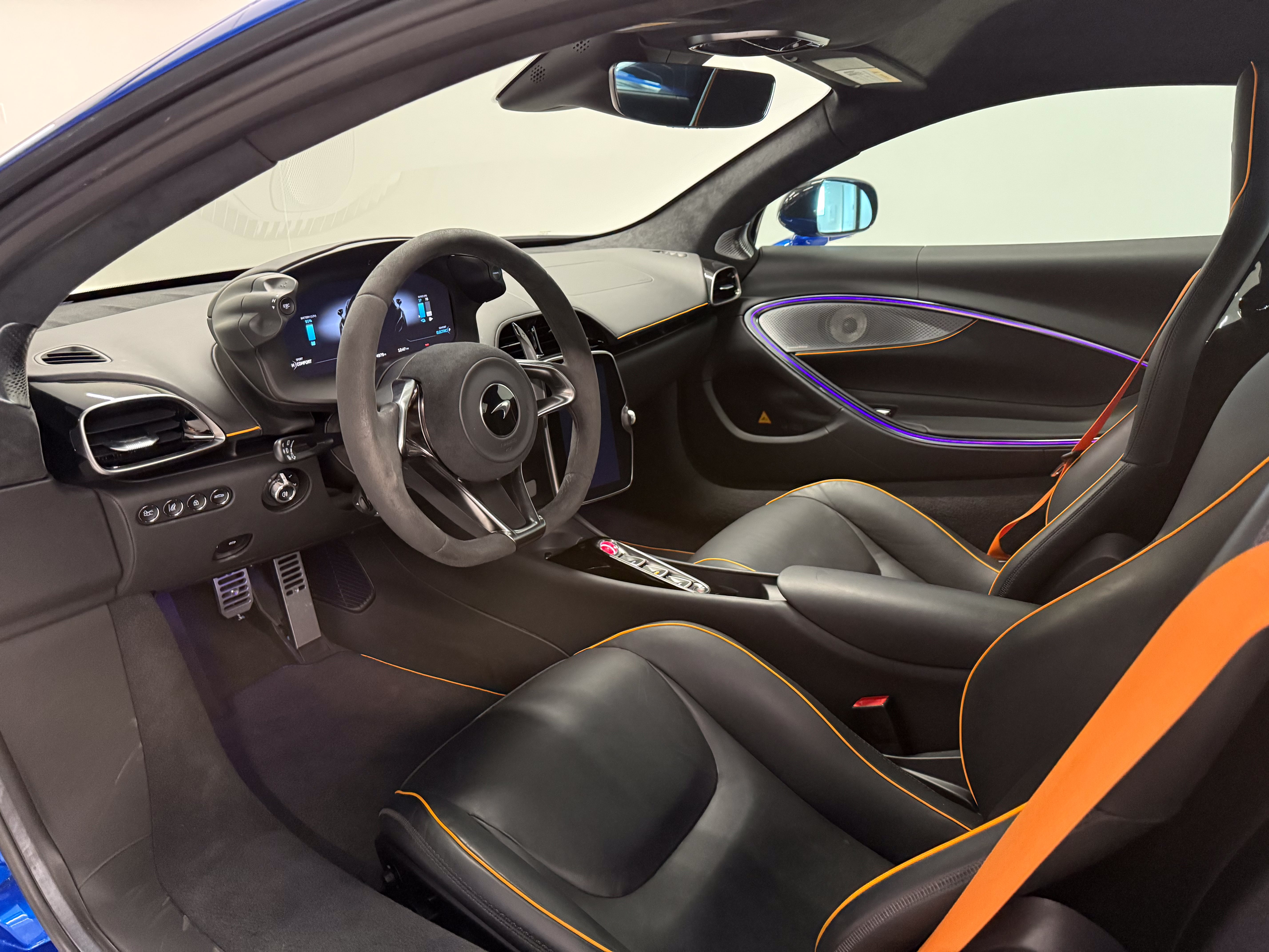 Used 2024 McLaren Artura RWD image 13