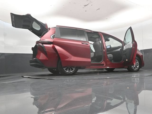 Used 2025 Toyota Sienna XLE FWD image 60
