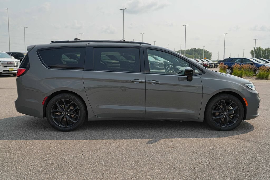 Used 2025 Chrysler Pacifica Limited FWD image 5