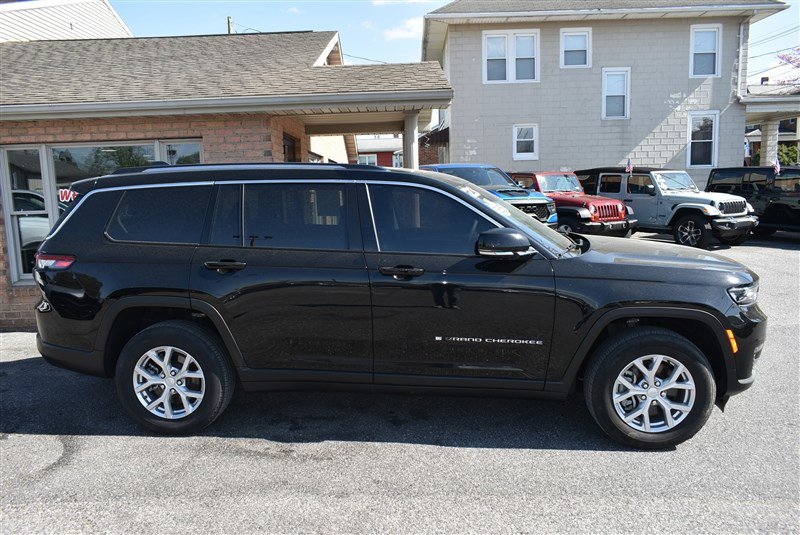Used 2023 Jeep Grand Cherokee L Limited AWD/4WD image 2