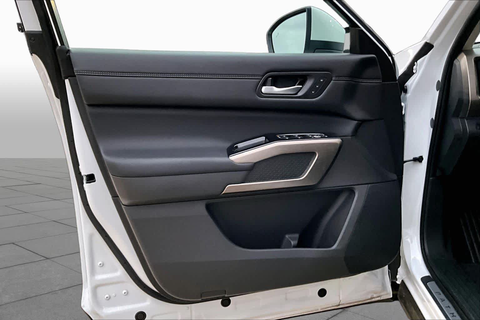 Used 2025 Nissan Pathfinder Platinum w/ Cargo Package FWD image 26