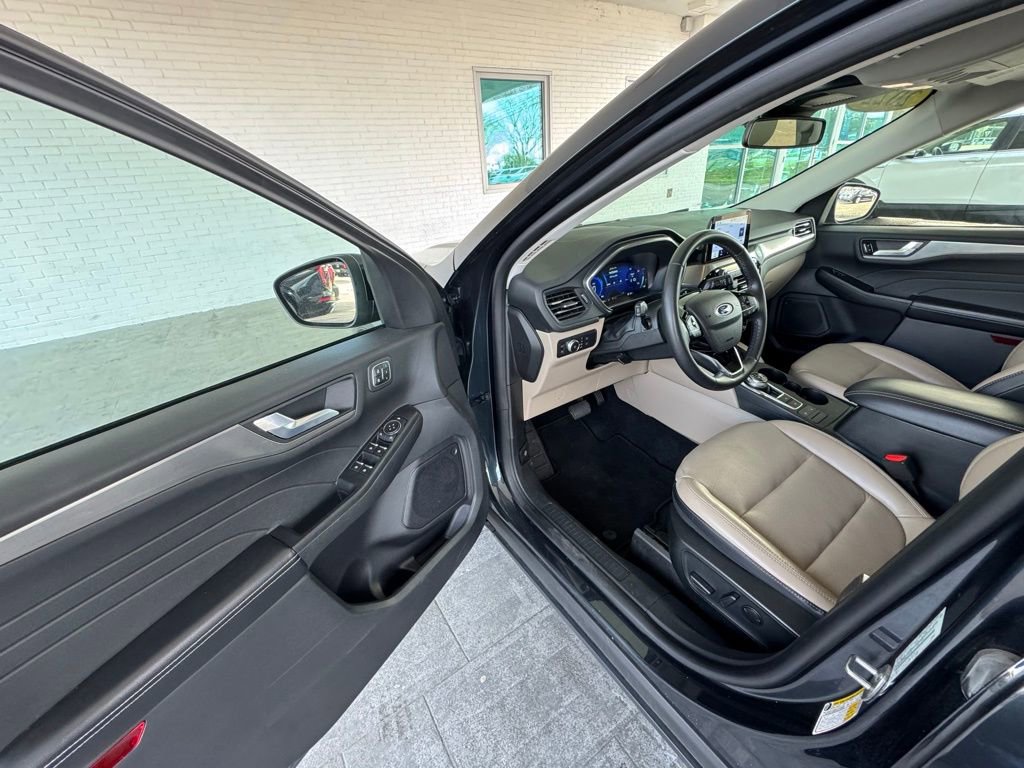 Used 2022 Ford Escape Titanium image 10
