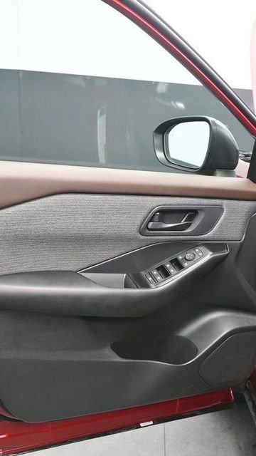 Used 2023 Nissan Rogue S AWD/4WD image 16