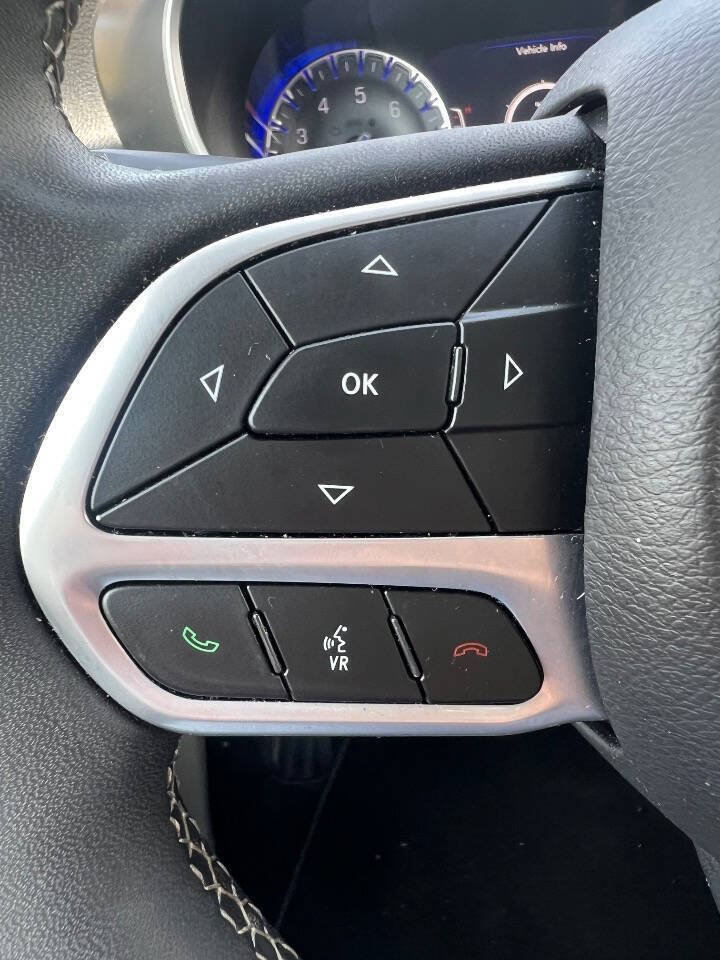 Used 2024 Chrysler Pacifica Touring-L FWD image 19
