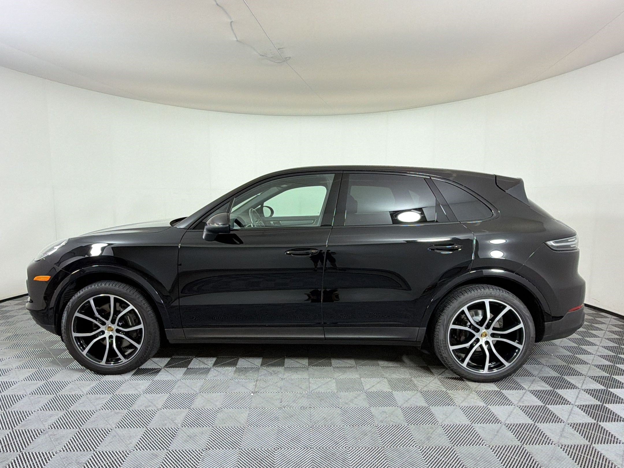 Used 2023 Porsche Cayenne Platinum Edition AWD/4WD image 2
