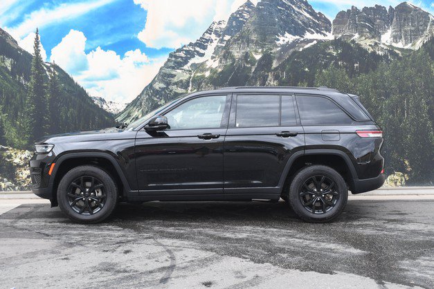 Used 2025 Jeep Grand Cherokee Altitude AWD/4WD image 7