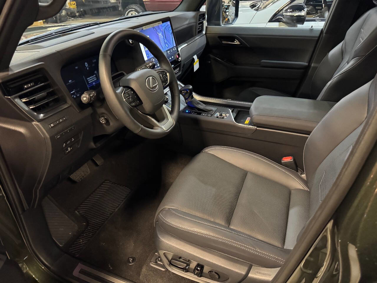 Used 2025 Lexus GX 550 w/ Accessory Package (2T) AWD/4WD image 39
