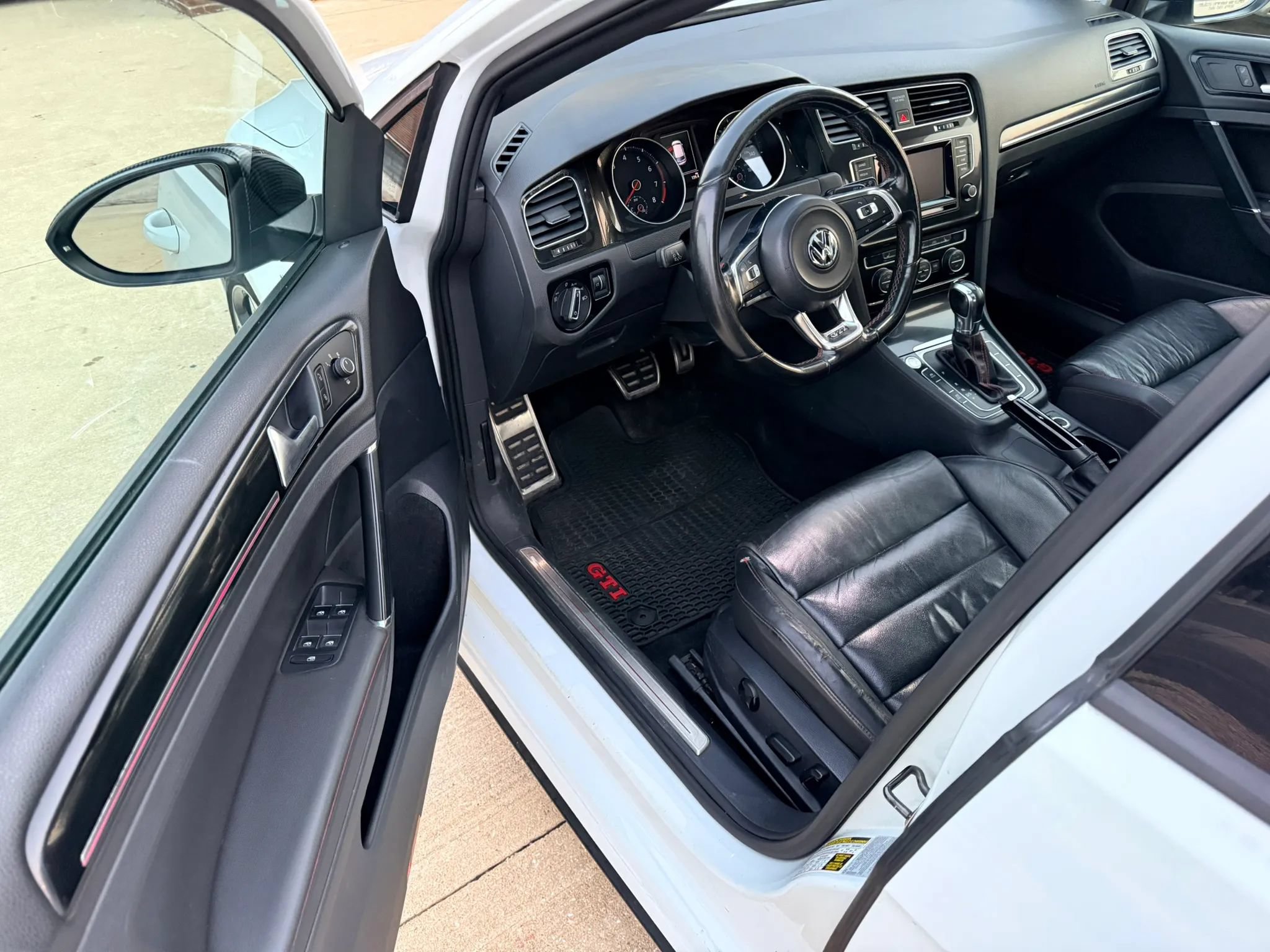 Used 2015 Volkswagen Golf 4-Door FWD image 20
