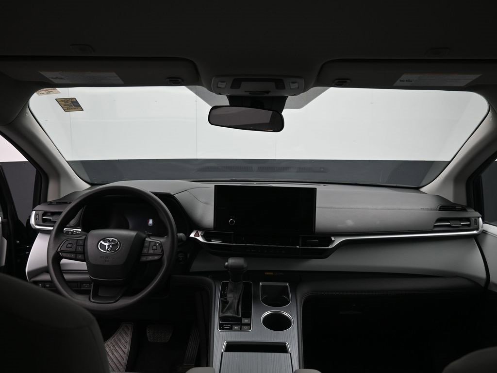 Used 2025 Toyota Sienna LE image 27