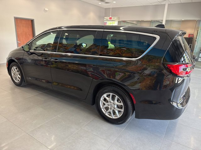 Used 2023 Chrysler Pacifica Touring-L FWD image 4