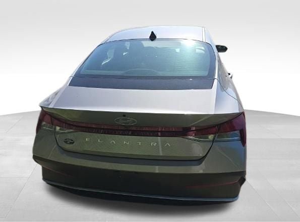 Used 2025 Hyundai Elantra SE FWD image 5
