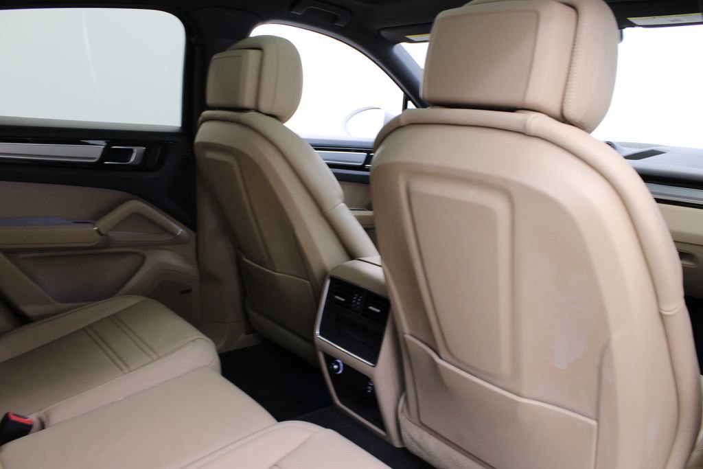 Certified 2023 Porsche Cayenne Platinum Edition image 27