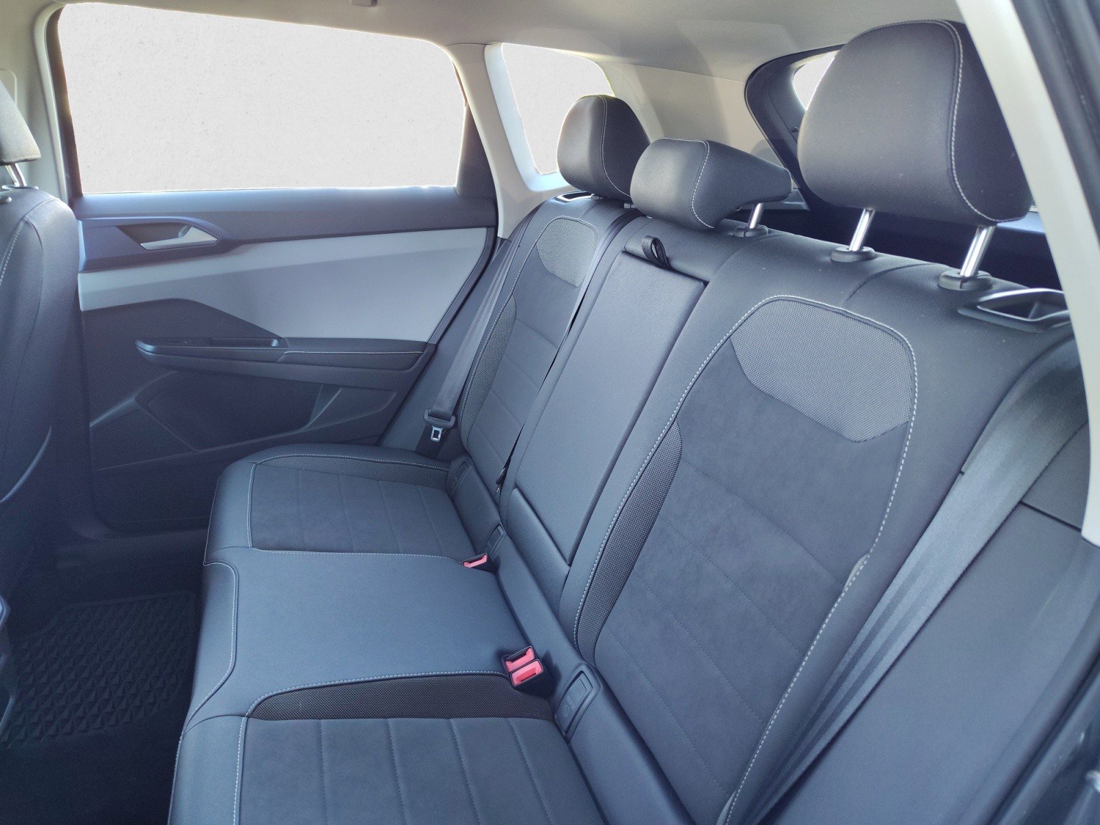 Used 2024 Volkswagen Taos SE w/ Panoramic Sunroof Package image 18