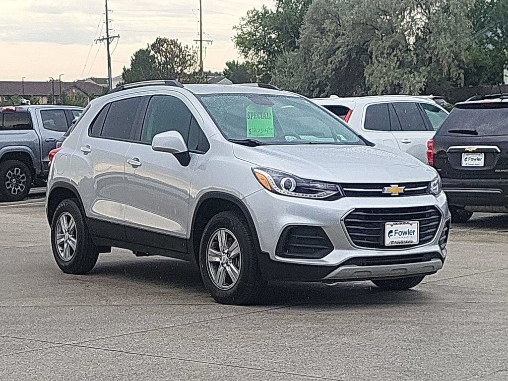 Used 2022 Chevrolet Trax LT w/ LT Convenience Package AWD/4WD image 2