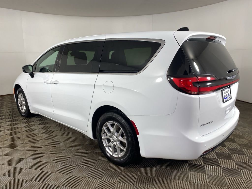 Used 2026 Chrysler Pacifica Select image 26