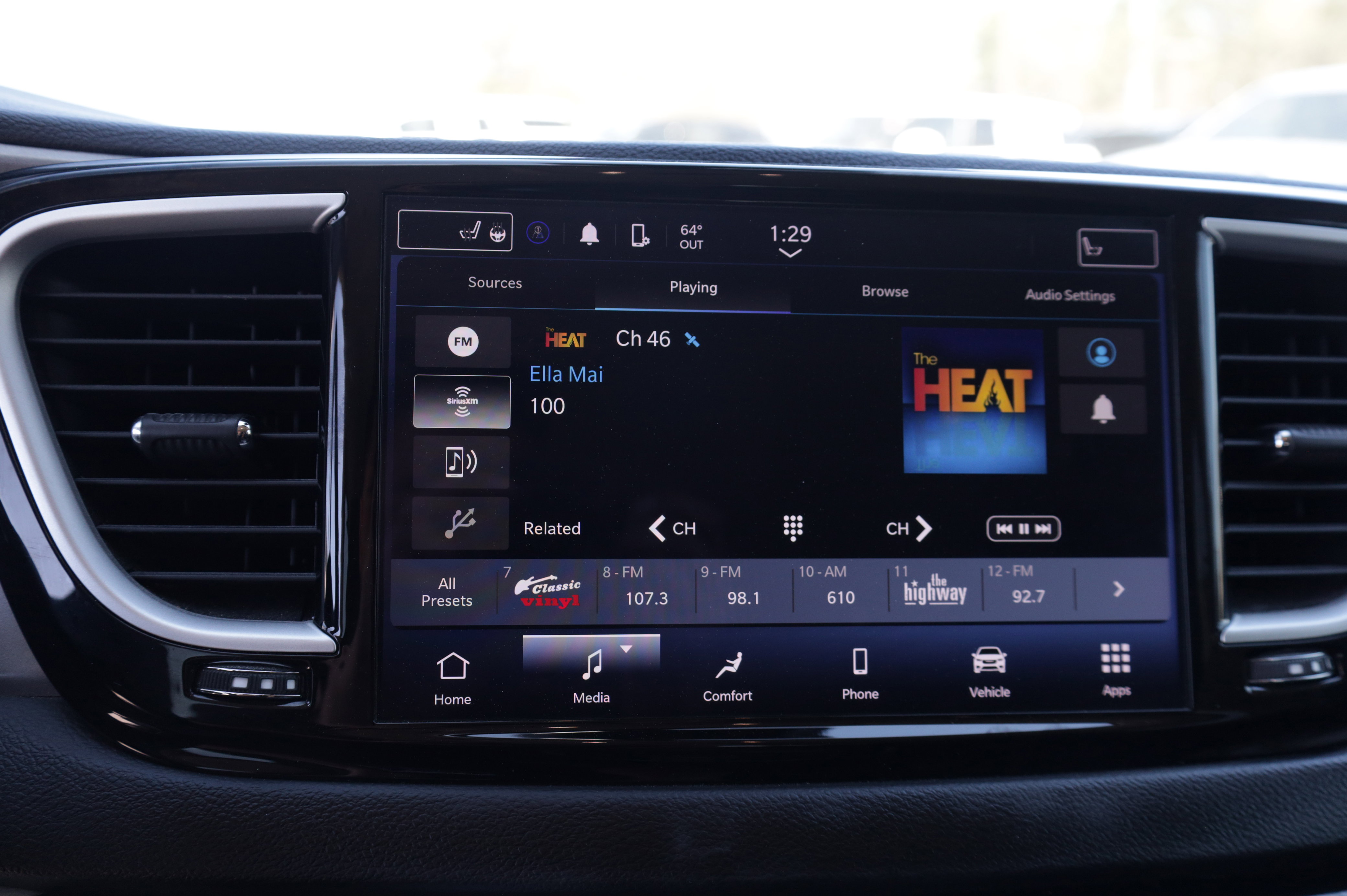 Used 2024 Chrysler Pacifica Touring-L image 9