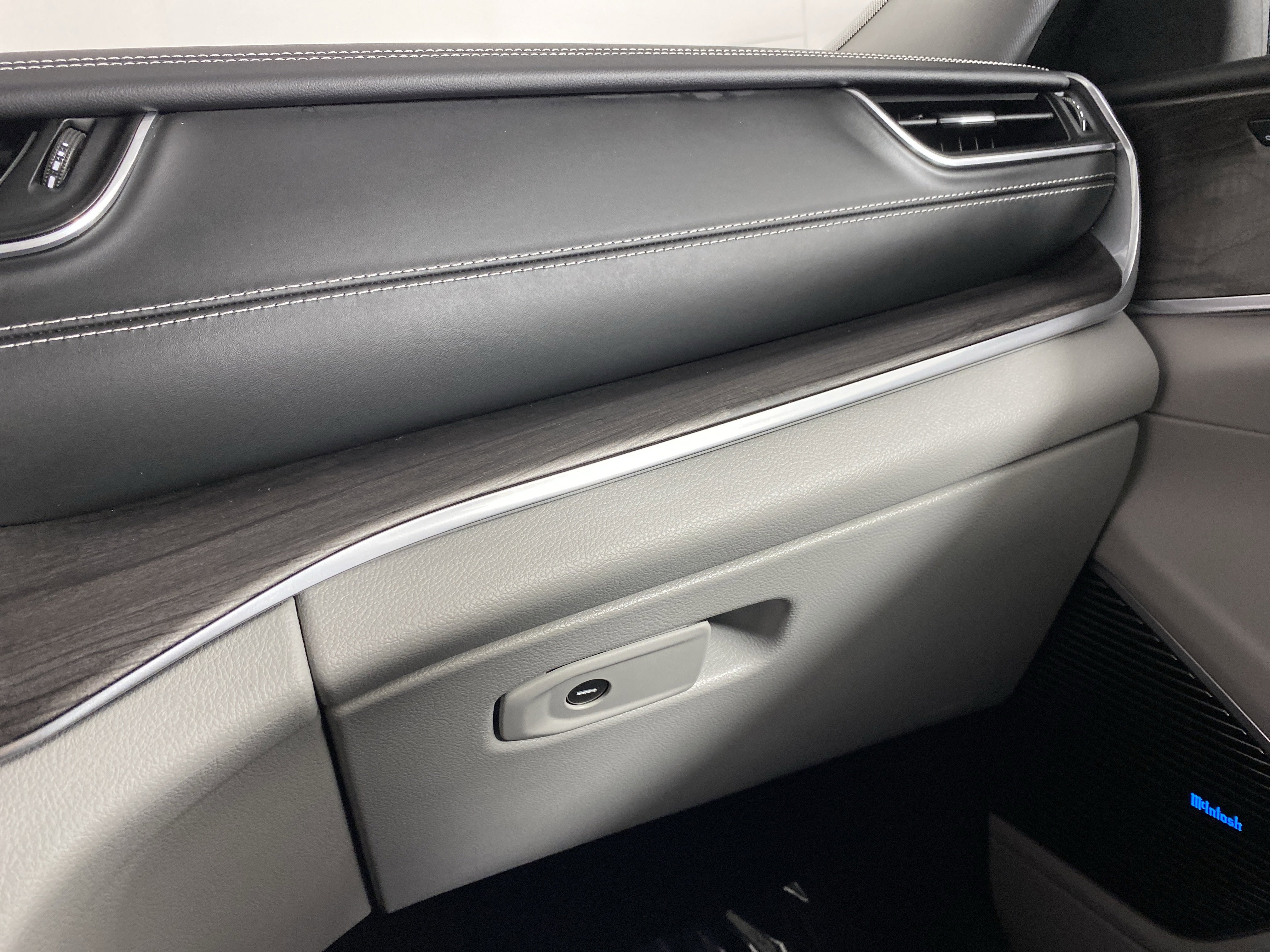 Used 2022 Jeep Grand Cherokee Overland w/ Luxury Tech Group IV image 37