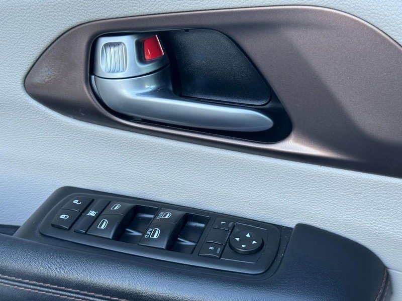 Used 2017 Chrysler Pacifica Touring-L image 28