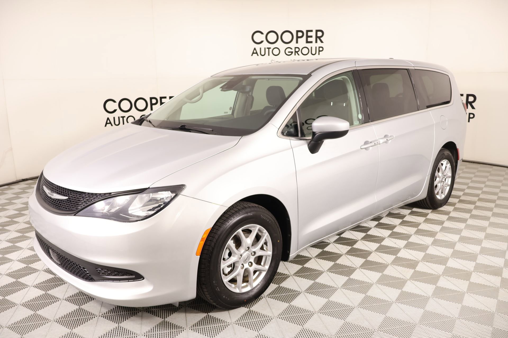 Used 2023 Chrysler Voyager LX image 10