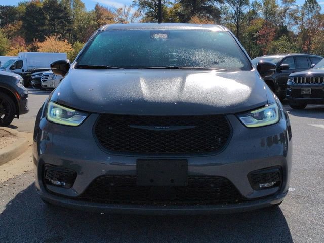 Used 2023 Chrysler Pacifica Limited w/ Uconnect Theater Family Group image 9