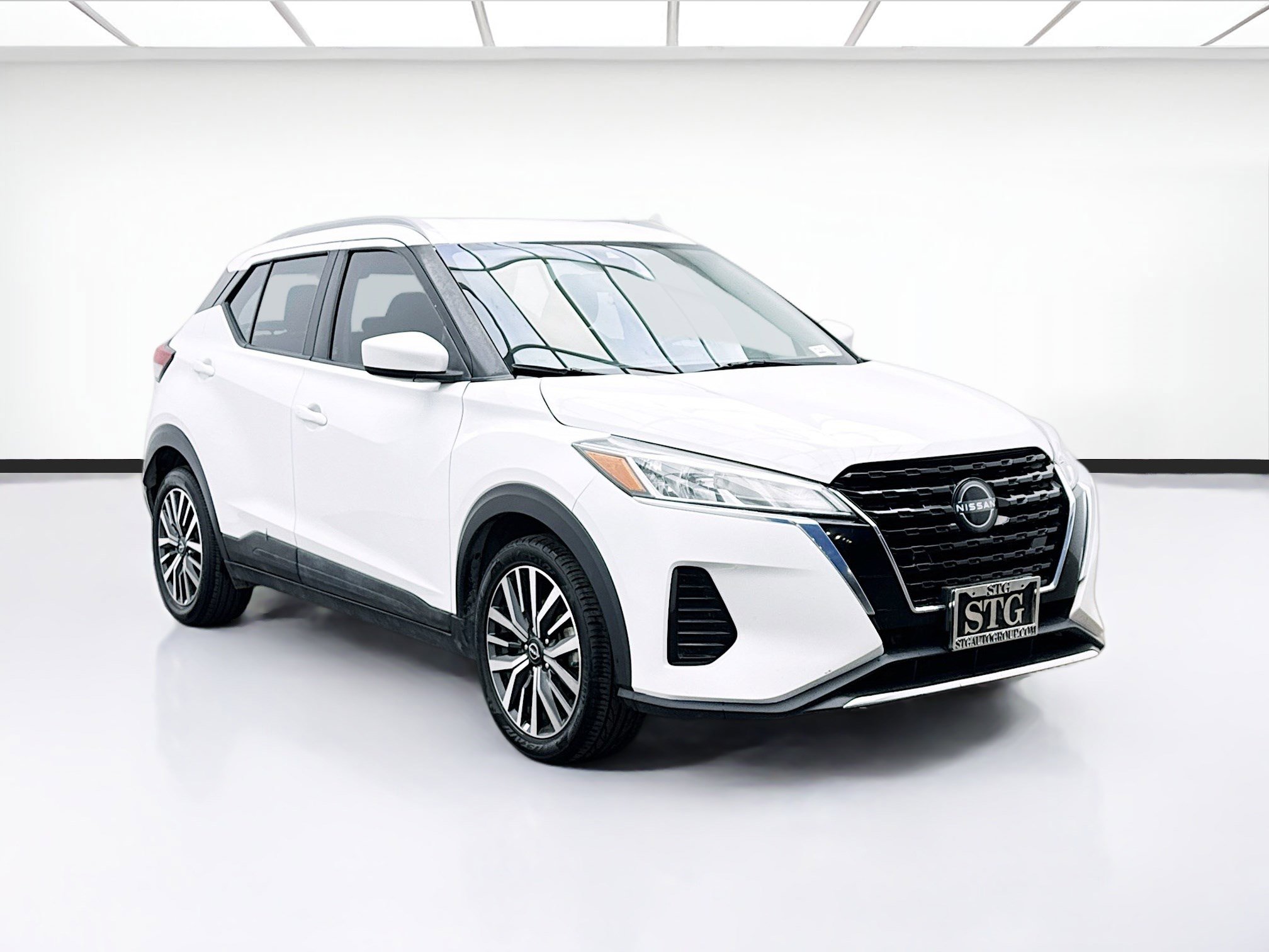 Used 2022 Nissan Kicks SV image 3