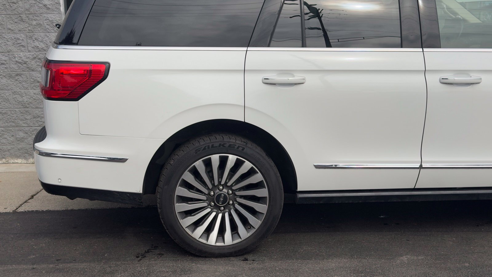 Used 2021 Lincoln Navigator Reserve w/ Luxury Package AWD/4WD image 6