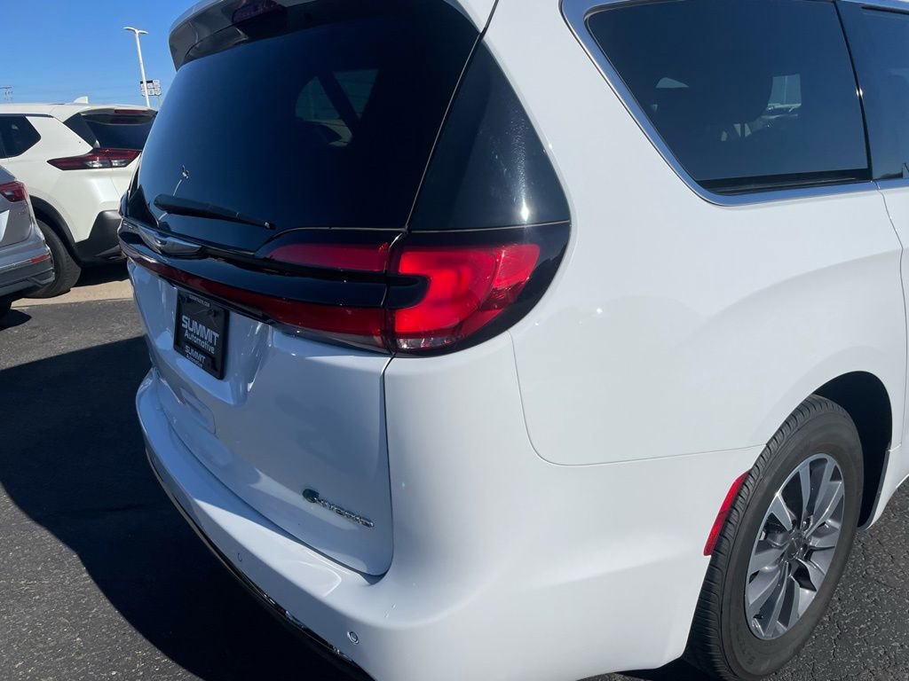 Used 2024 Chrysler Pacifica Select image 32
