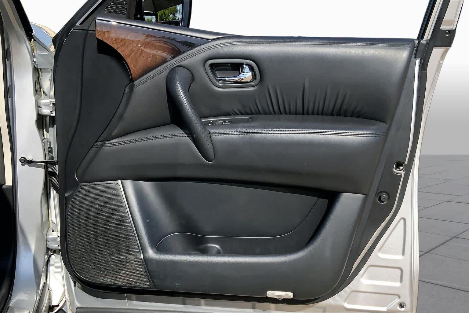 Used 2013 INFINITI QX56 4WD w/ Deluxe Touring Pkg image 22