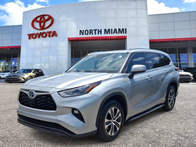 Used 2021 Toyota Highlander XLE FWD image 2