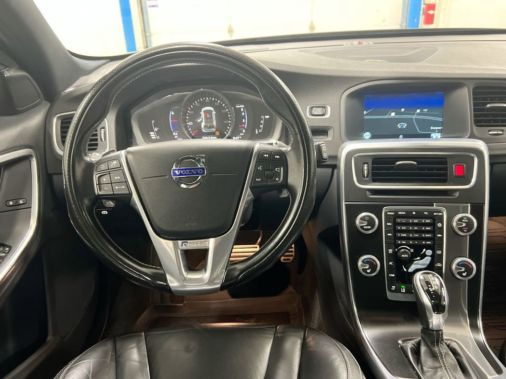 Used 2017 Volvo V60 T6 R-Design Platinum image 21
