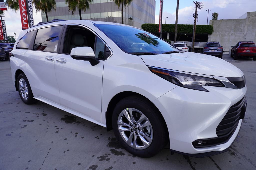 New 2026 Toyota Sienna XLE image 3