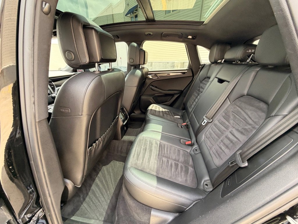 Used 2018 Porsche Macan AWD/4WD image 17