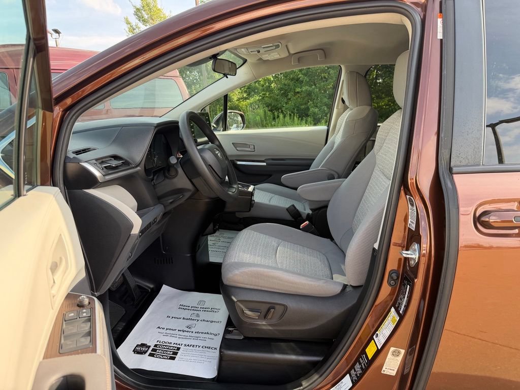 Used 2022 Toyota Sienna LE FWD image 13