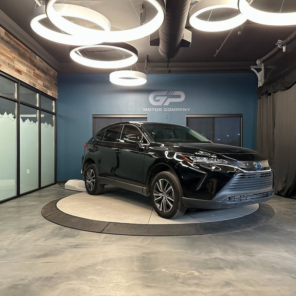 Used 2021 Toyota Venza LE image 1