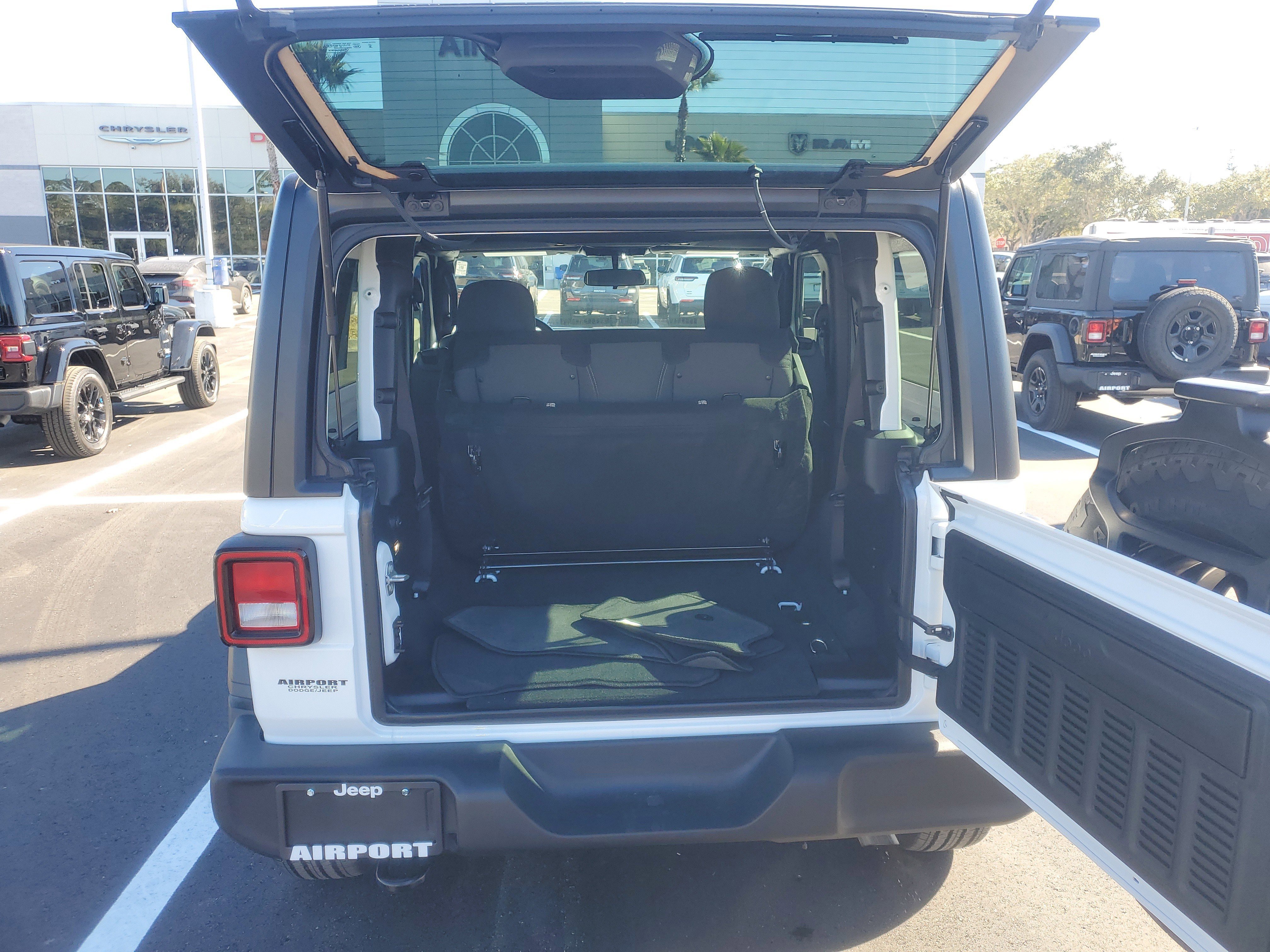 Used 2025 Jeep Wrangler Sport image 6