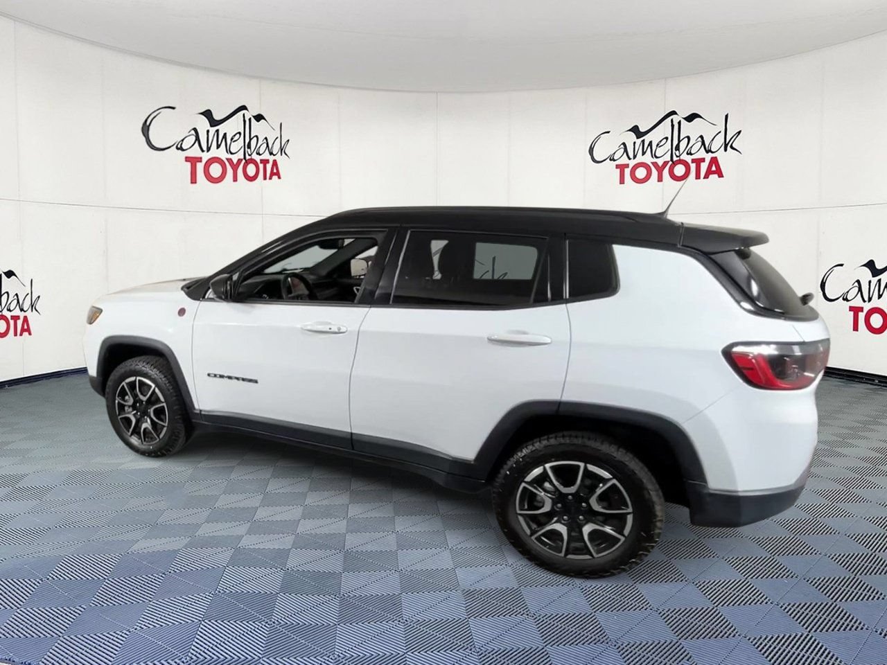 Used 2024 Jeep Compass Trailhawk AWD/4WD image 8