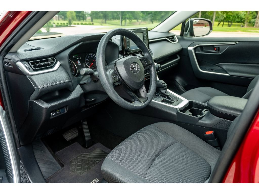 Used 2020 Toyota RAV4 LE FWD image 10