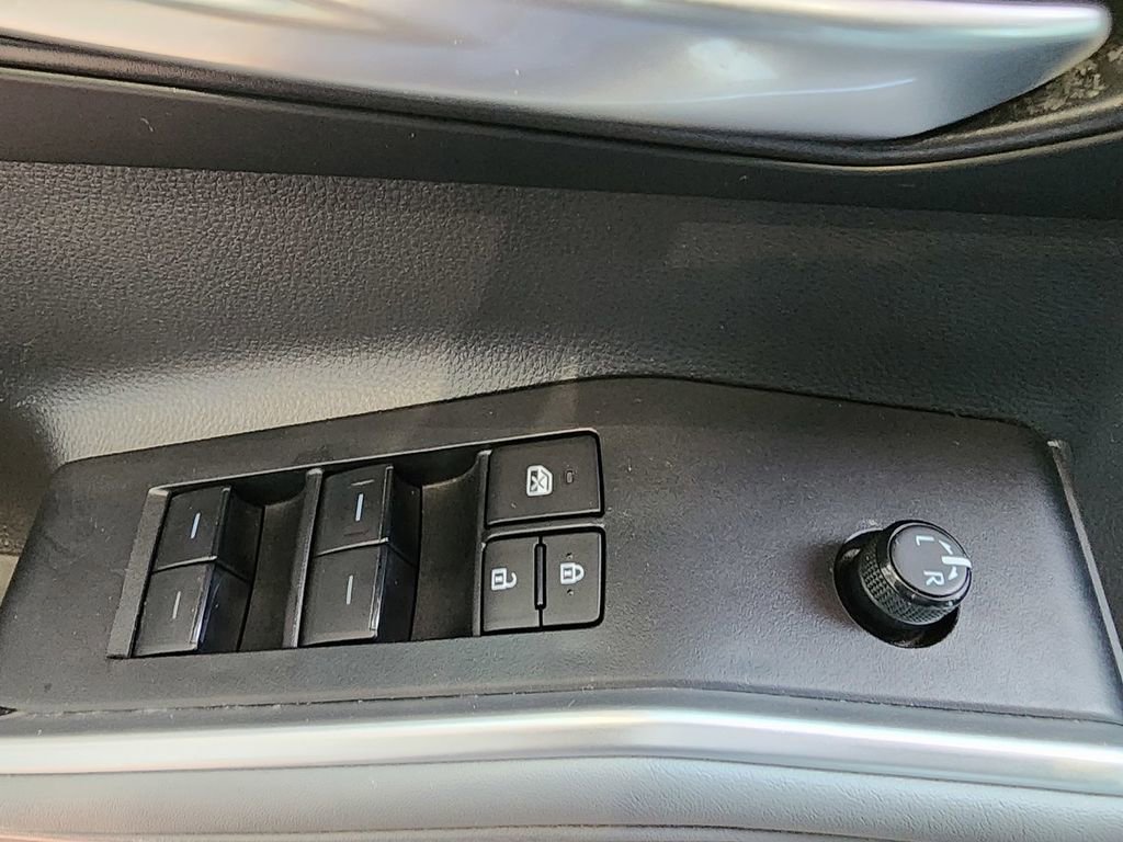 Used 2023 Toyota Highlander XLE FWD image 16