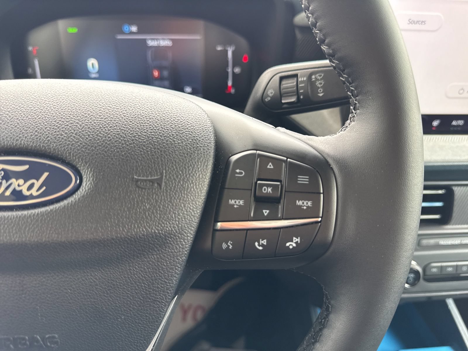 Certified 2025 Ford Maverick XLT w/ XLT Luxury Package FWD image 28