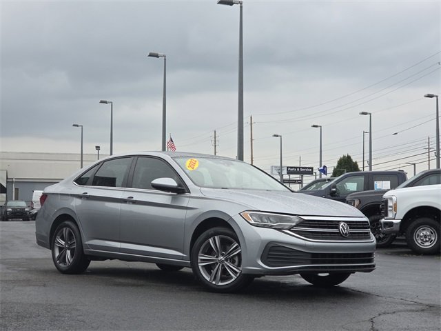 Used 2022 Volkswagen Jetta SE image 2