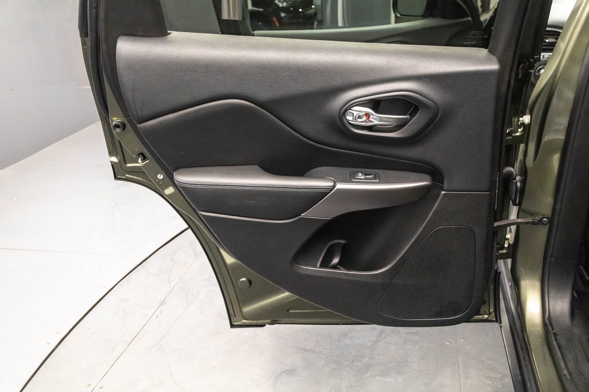 Used 2019 Jeep Cherokee Latitude Plus image 31