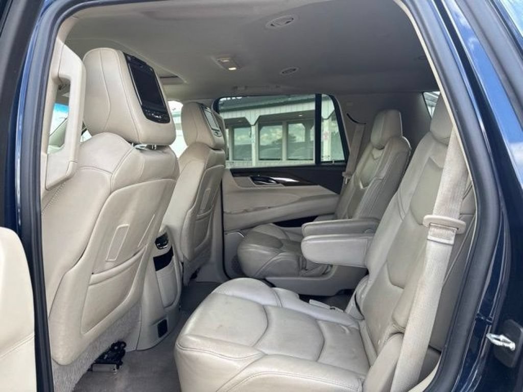 Used 2020 Cadillac Escalade Luxury w/ LPO, Radiant Package AWD/4WD image 27