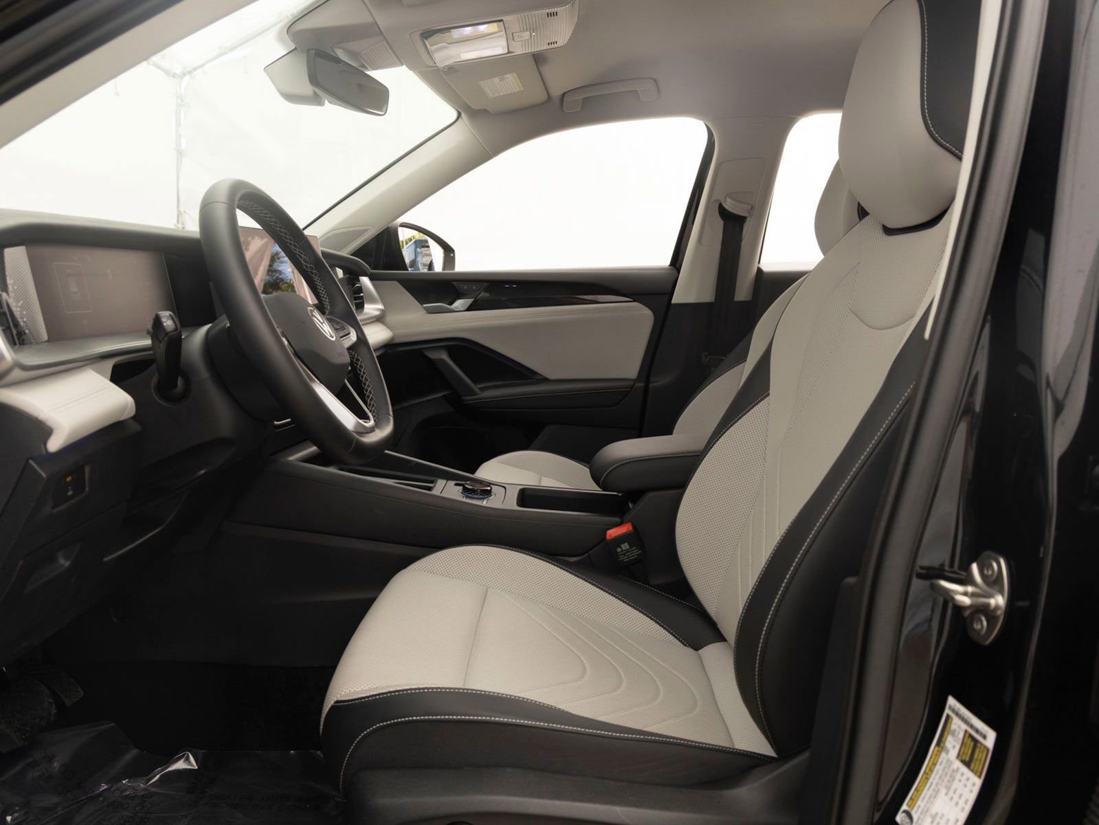 Used 2025 Volkswagen Tiguan SE image 14