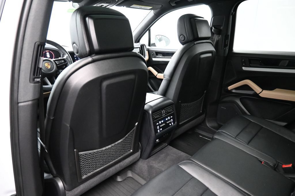 Certified 2024 Porsche Cayenne AWD/4WD image 8