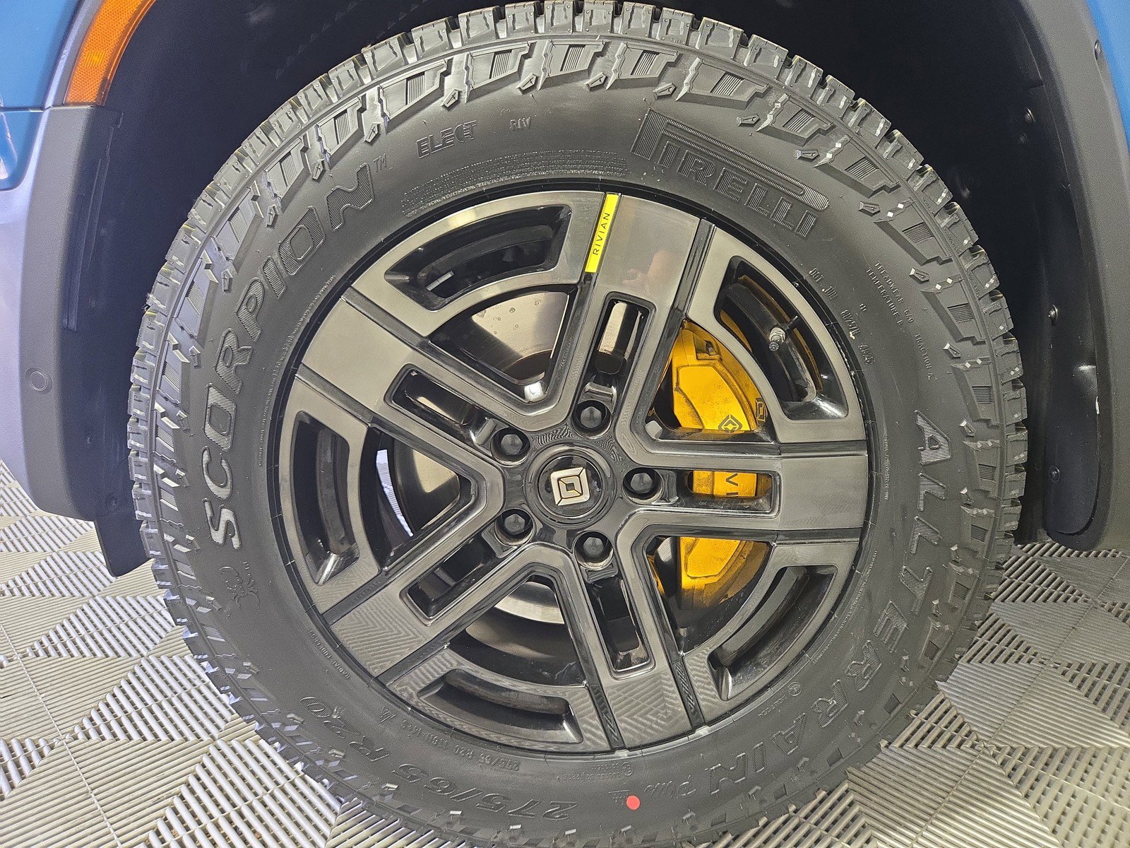 Used 2023 Rivian R1S Adventure AWD/4WD image 9