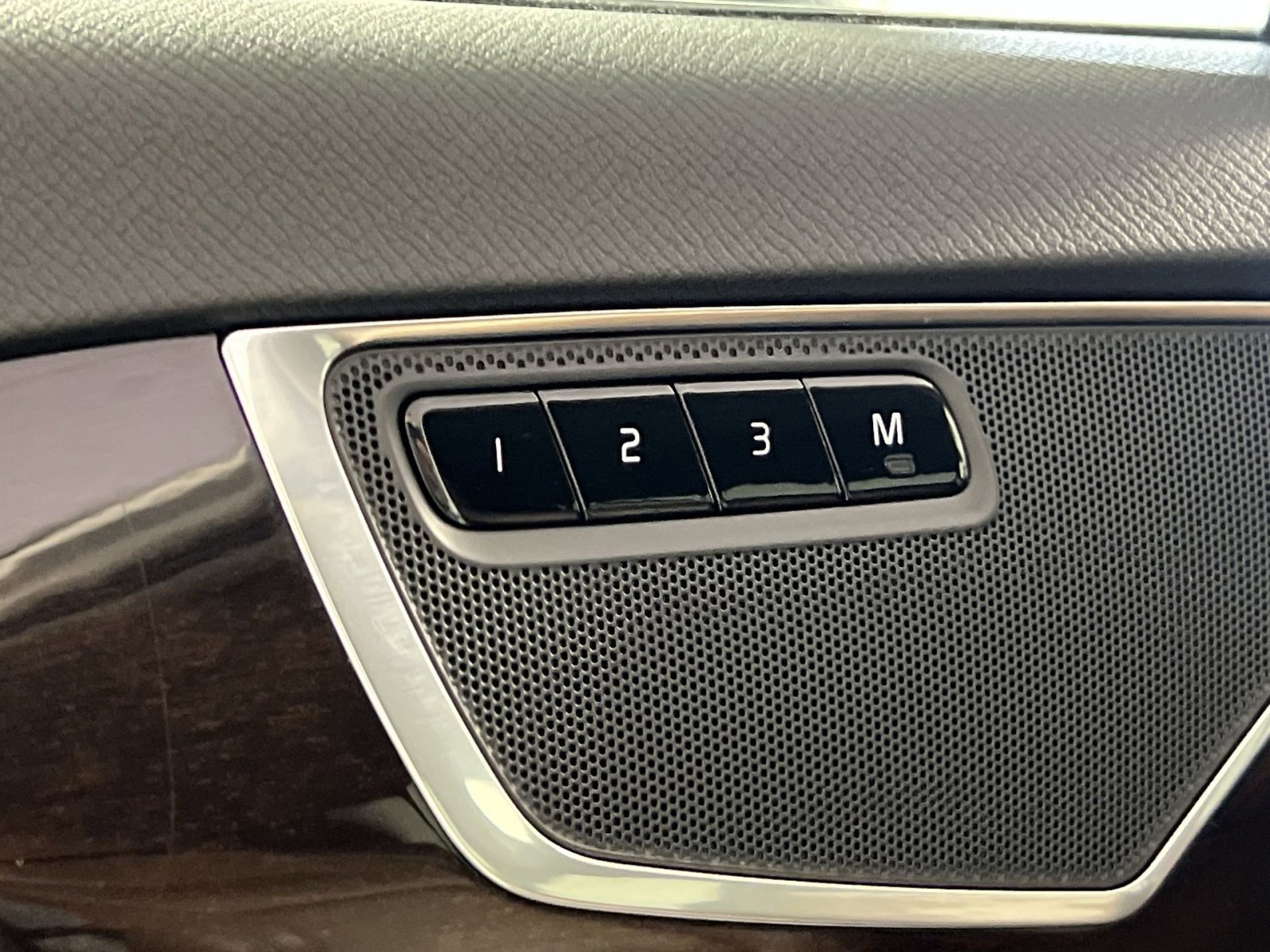 Used 2019 Volvo XC90 T6 Momentum w/ Advanced Package AWD/4WD image 32